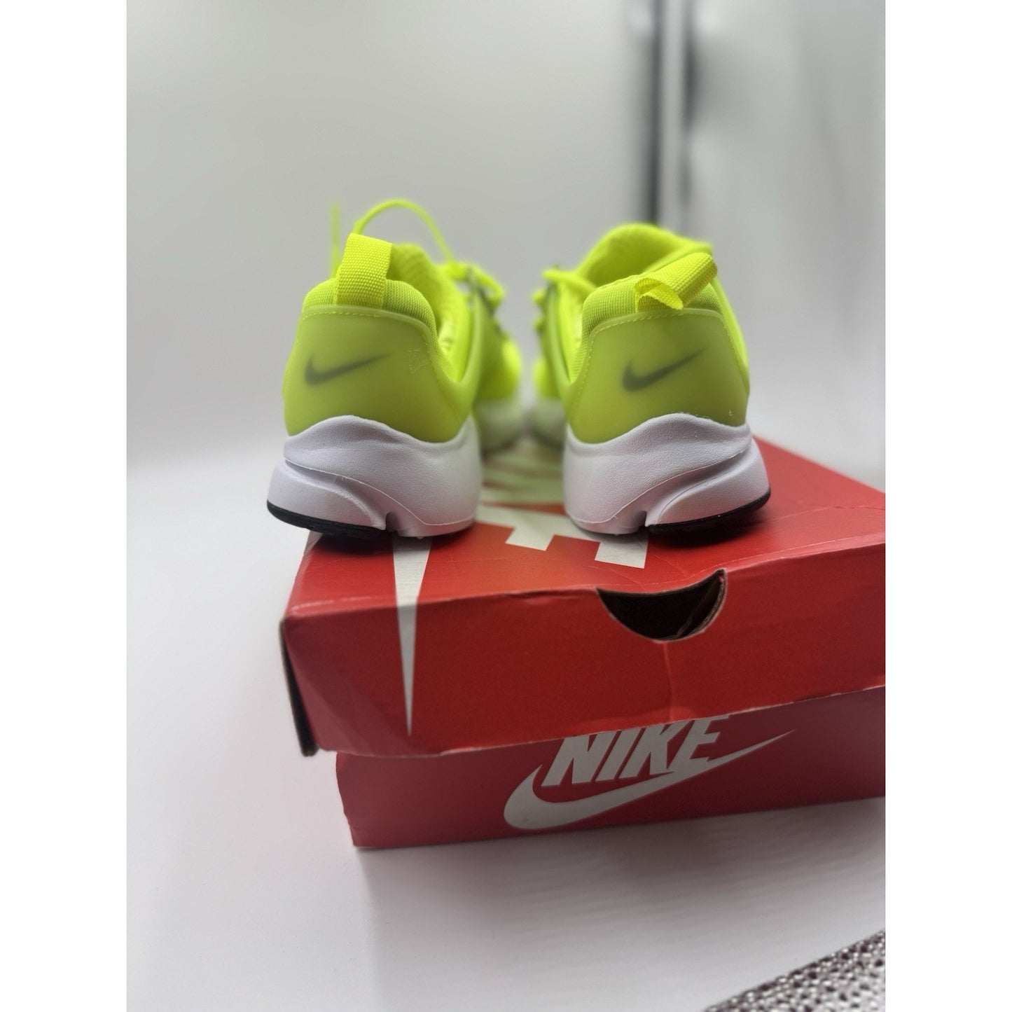 Size 5Y NIKE PRESTO VOLT NEON / WHITE BLACK VOLT DO1379-700