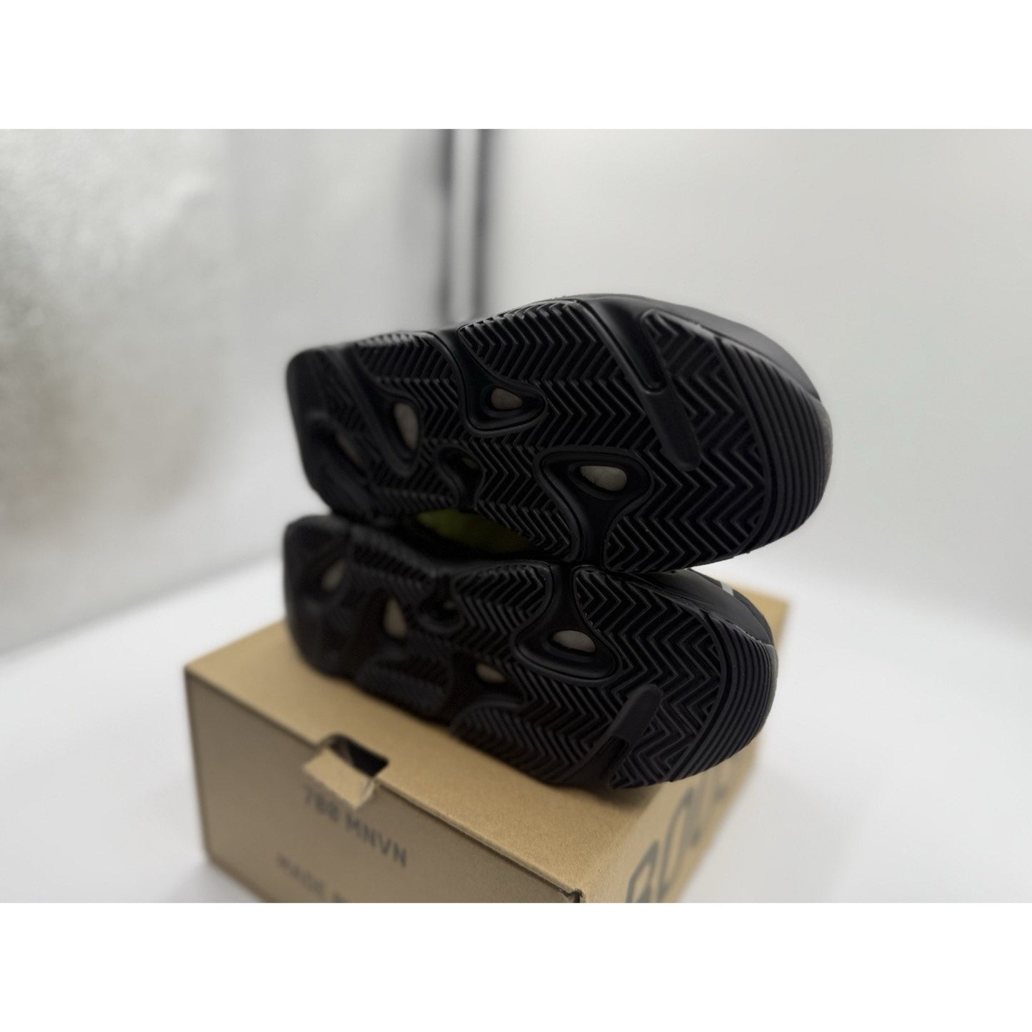 Size 13k Adidas Yeezy 700 Mnvn Fy3724 BS605
