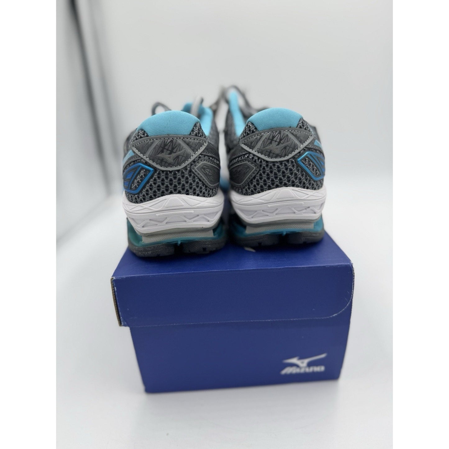 Size 6 Mizuno Wave Creation 19
