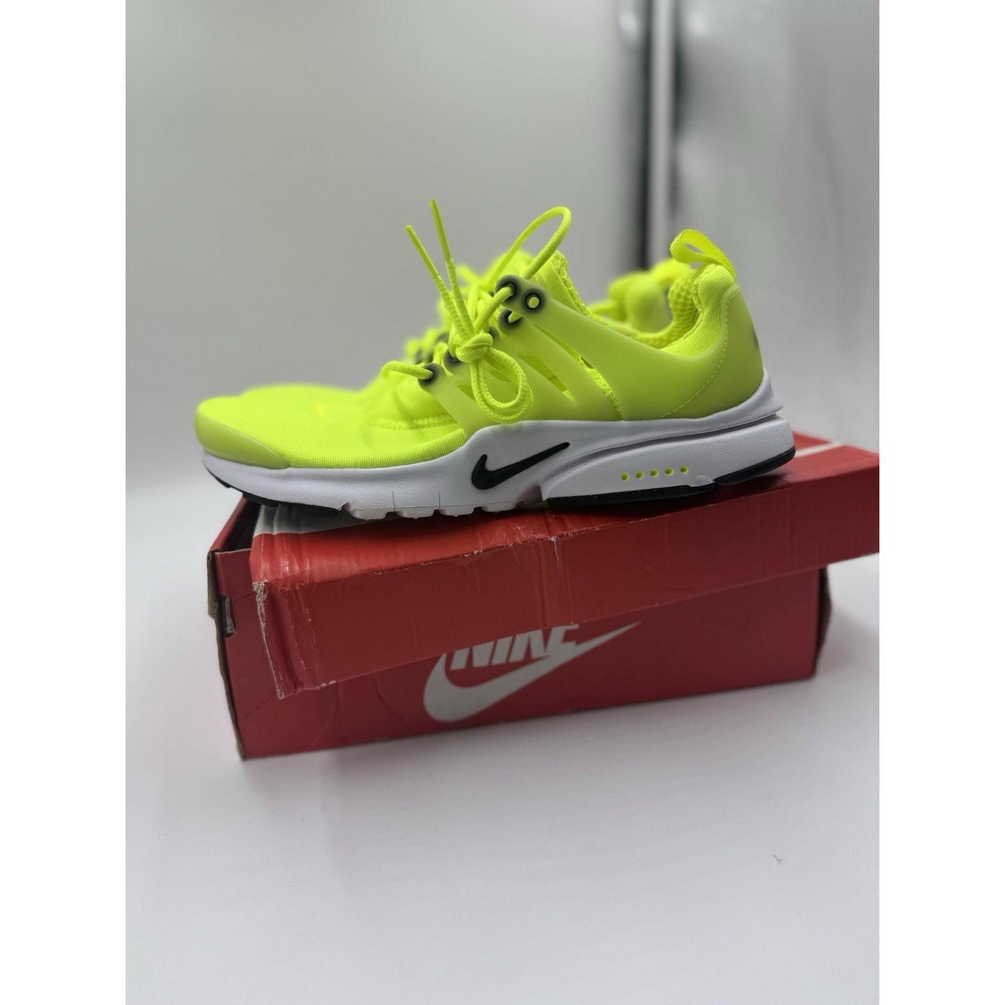 Size 5Y NIKE PRESTO VOLT NEON / WHITE BLACK VOLT DO1379-700