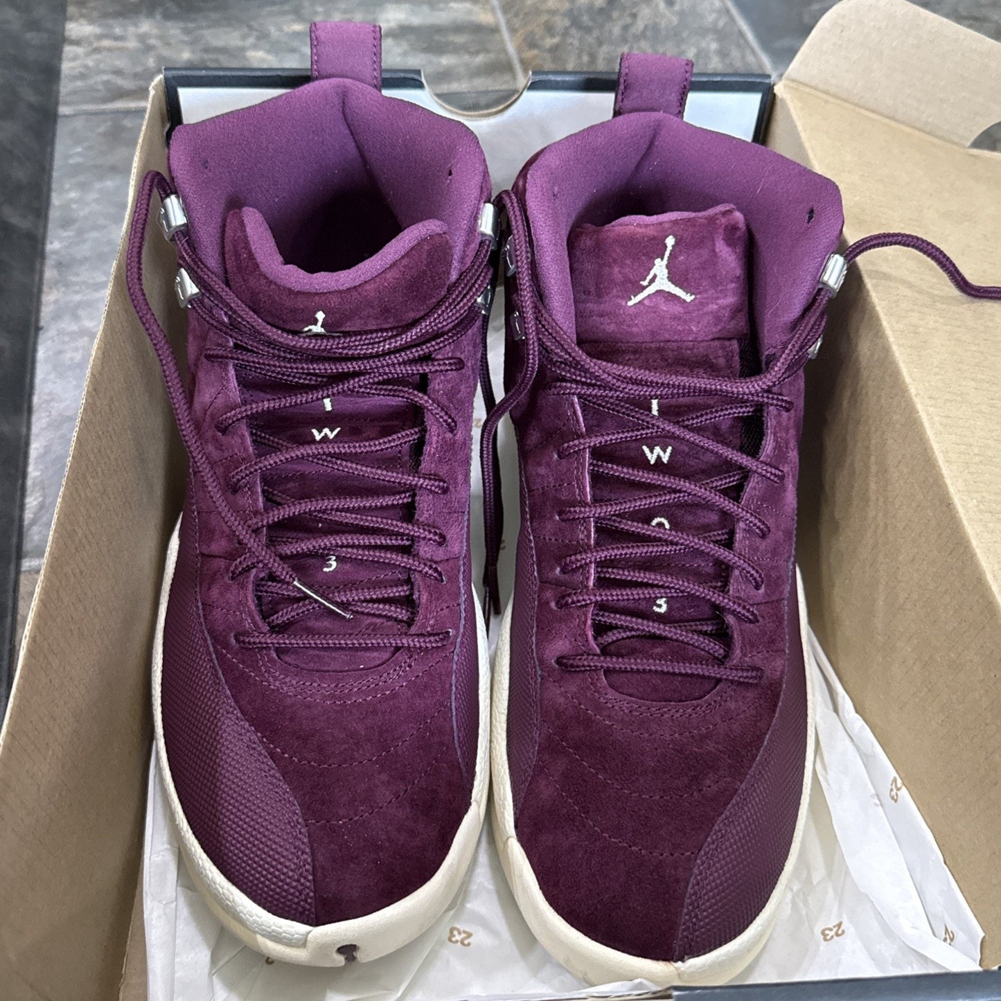 Air Jordan 12 Retro Bordeaux Size 9 Pre-Owned 130690-617 Purple White