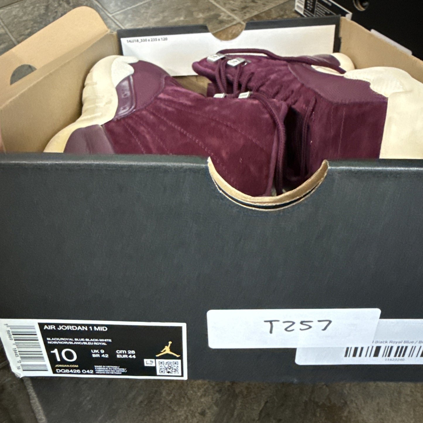 Air Jordan 12 Retro Bordeaux Size 9 Pre-Owned 130690-617 Purple White