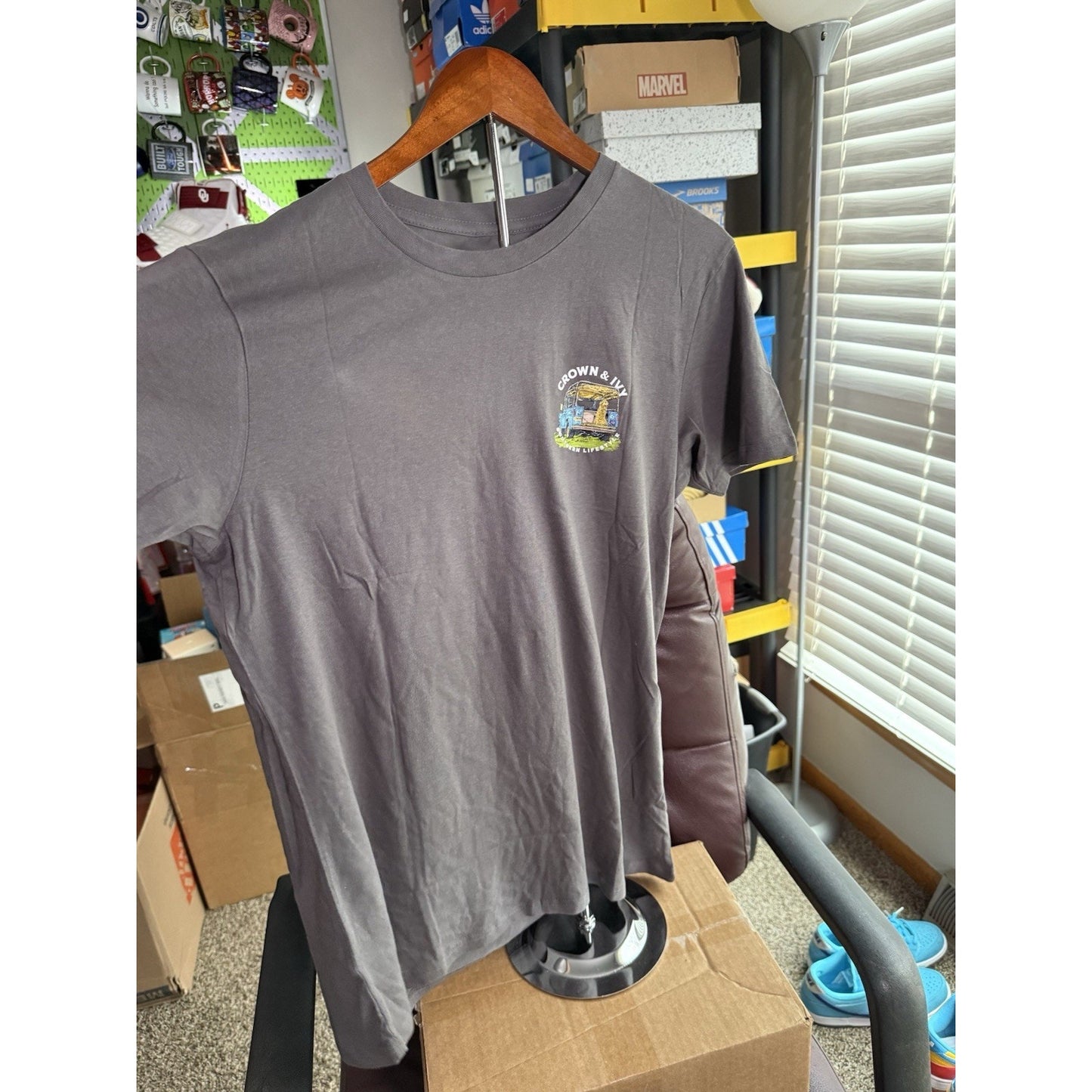 Size M Crown And Ivy T-shirt