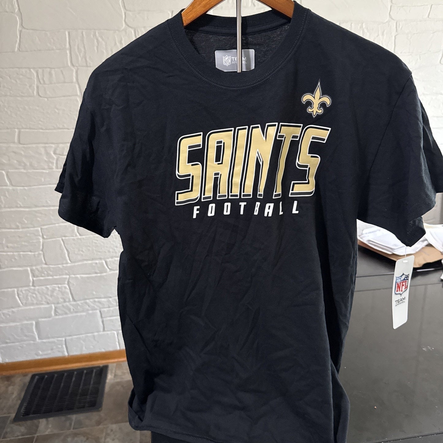 New Orleans Saints football NFL team apparel T-shirt men’s size M NWT NEW