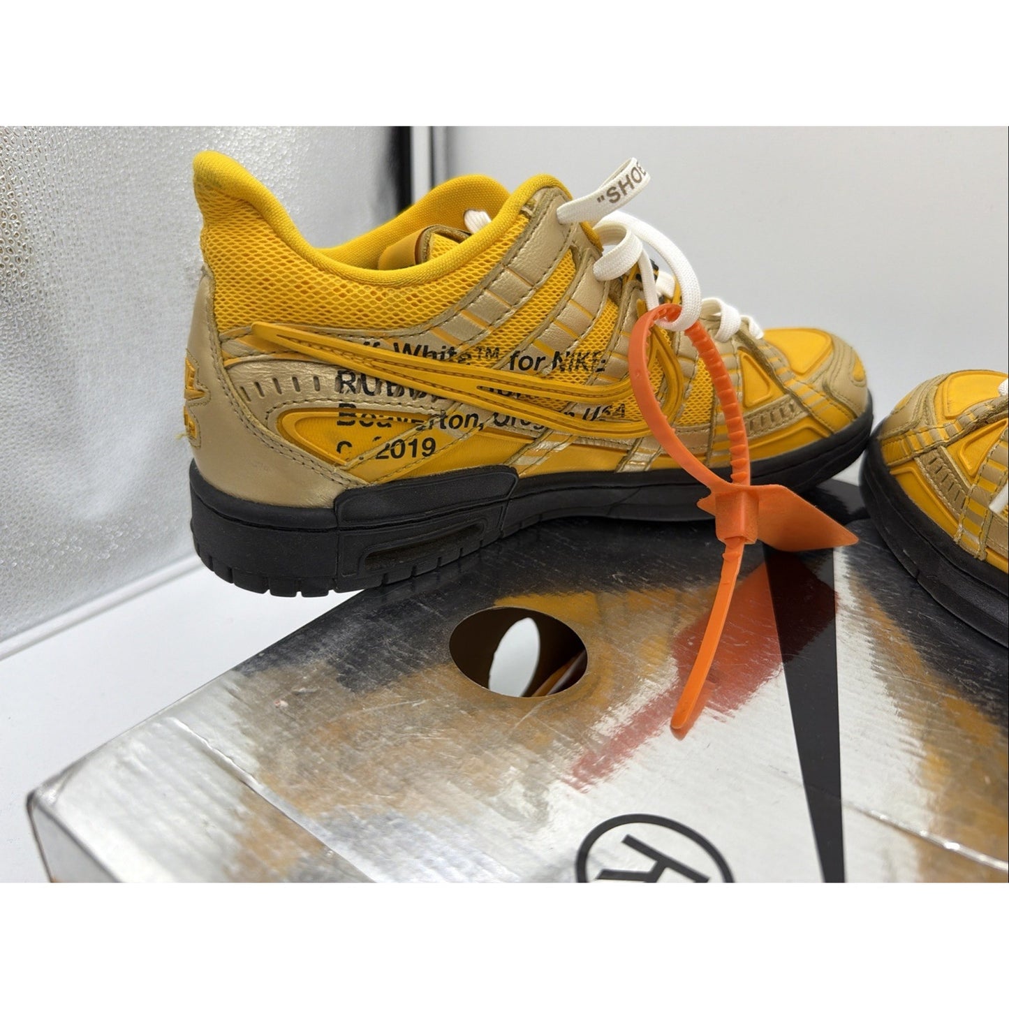 Size 8.5 - Nike Off-White x Air Rubber Dunk University Gold