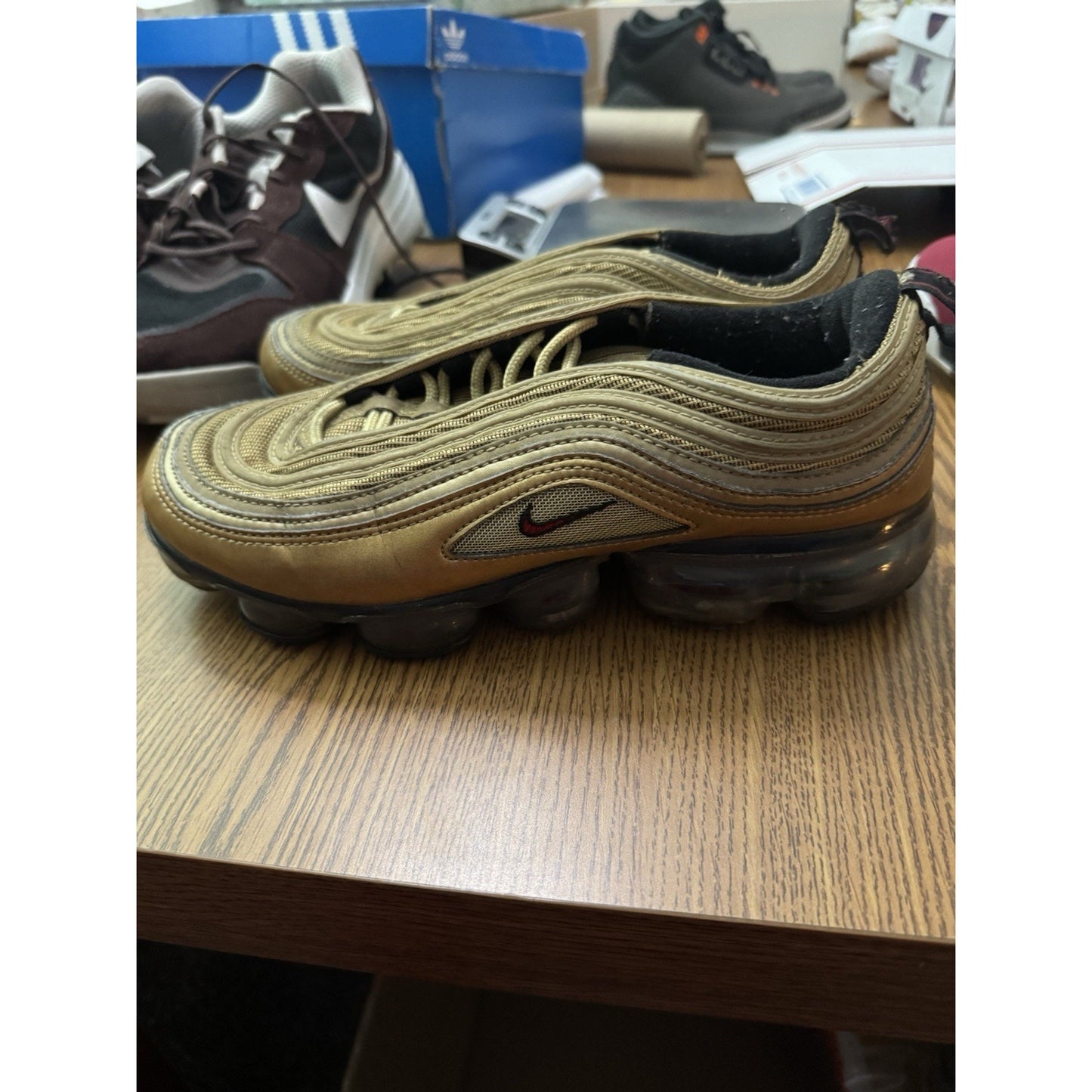 Nike Air Vapormax 97 GS Metallic Gold Size 7y Sneakers AQ2657–700