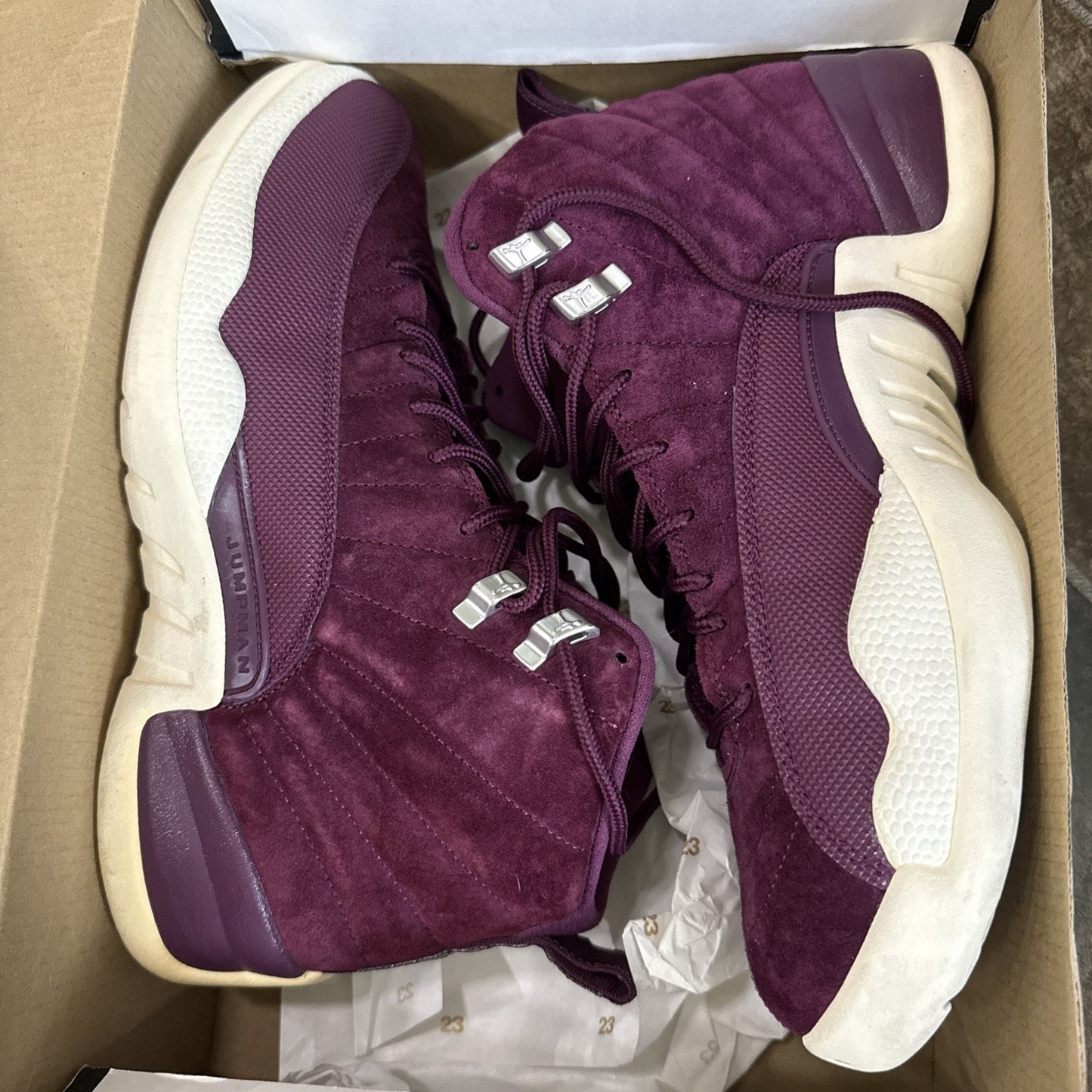Air Jordan 12 Retro Bordeaux Size 9 Pre-Owned 130690-617 Purple White