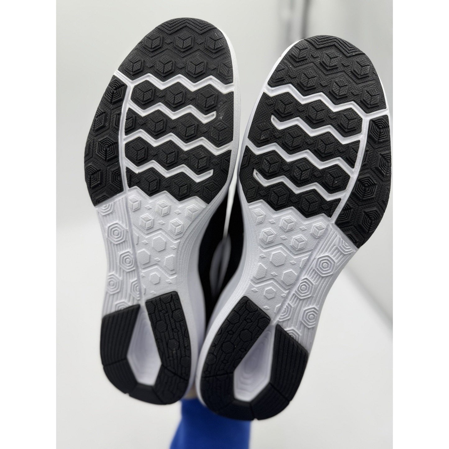 Size 10.5 Nike Wms City Trainer 909013-001