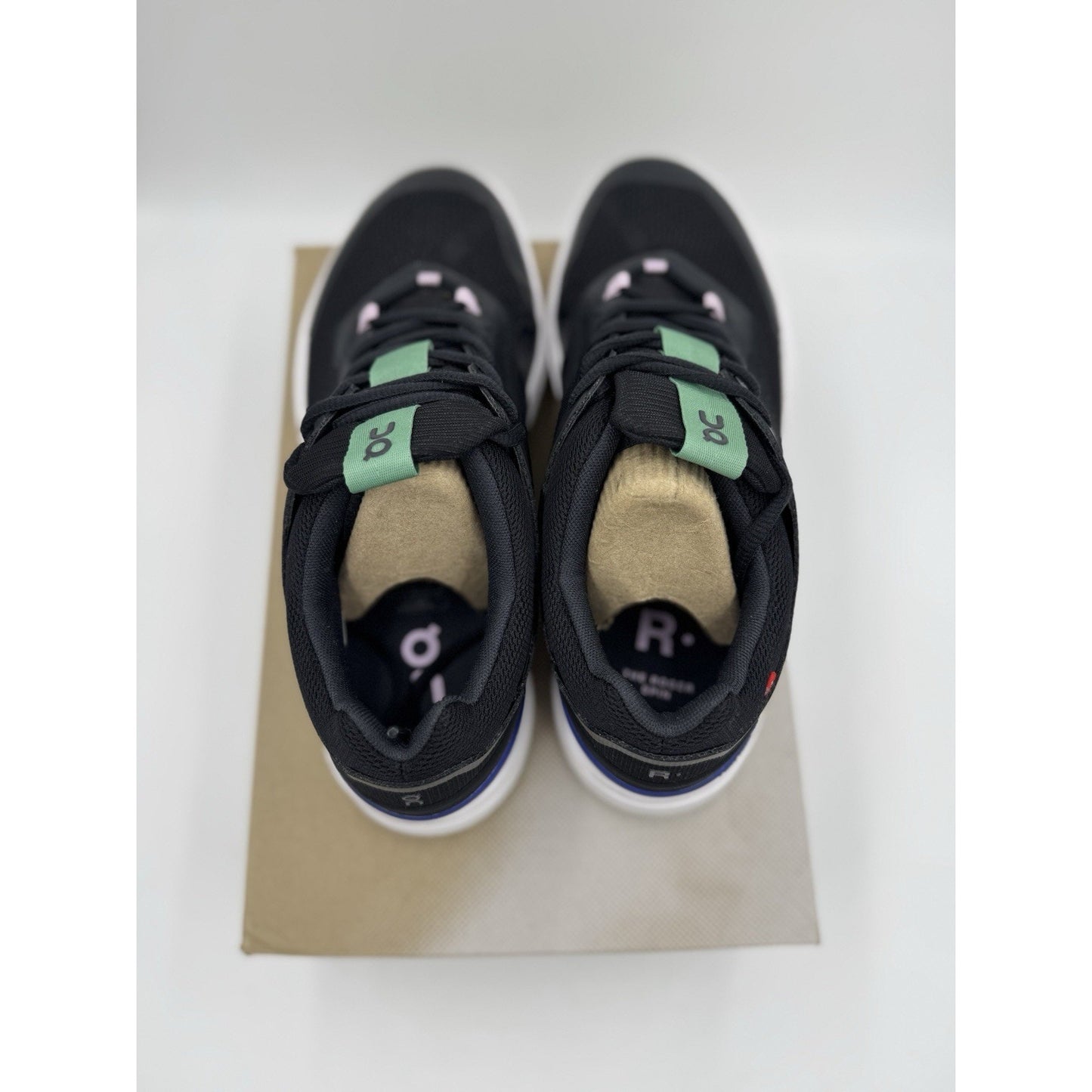 Size 10.5 - On Cloud The Roger Spin Black Color Pop bs954