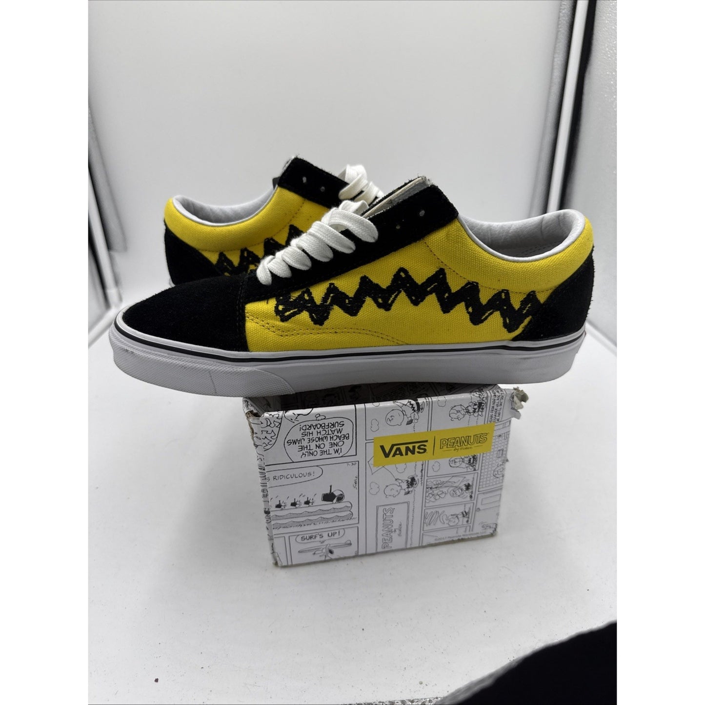 Size 9.5 - Vans Peanuts x Old Skool Charlie Brown