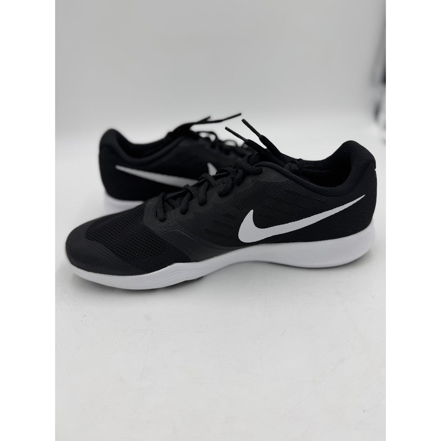 Size 10.5 Nike Wms City Trainer 909013-001