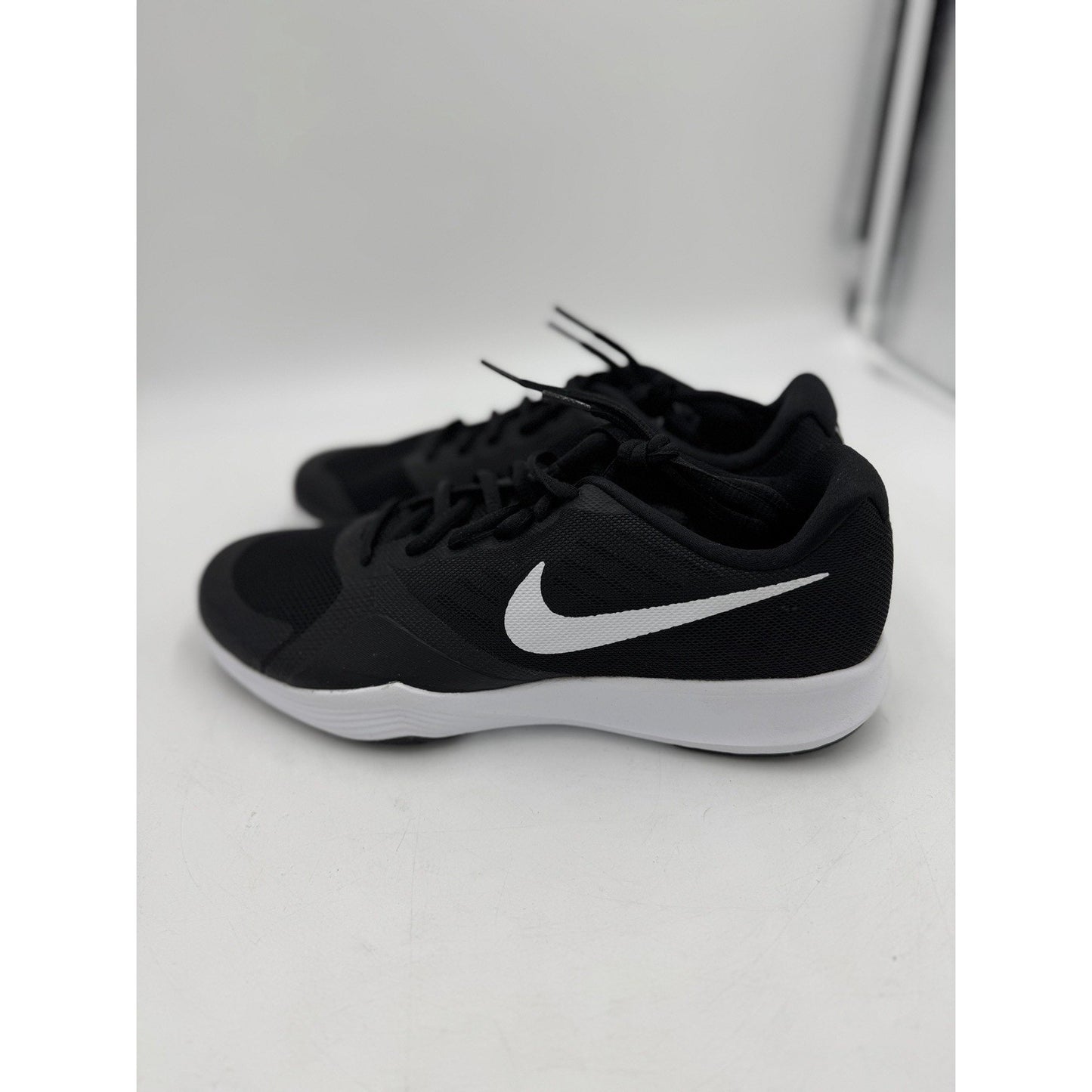 Size 10.5 Nike Wms City Trainer 909013-001