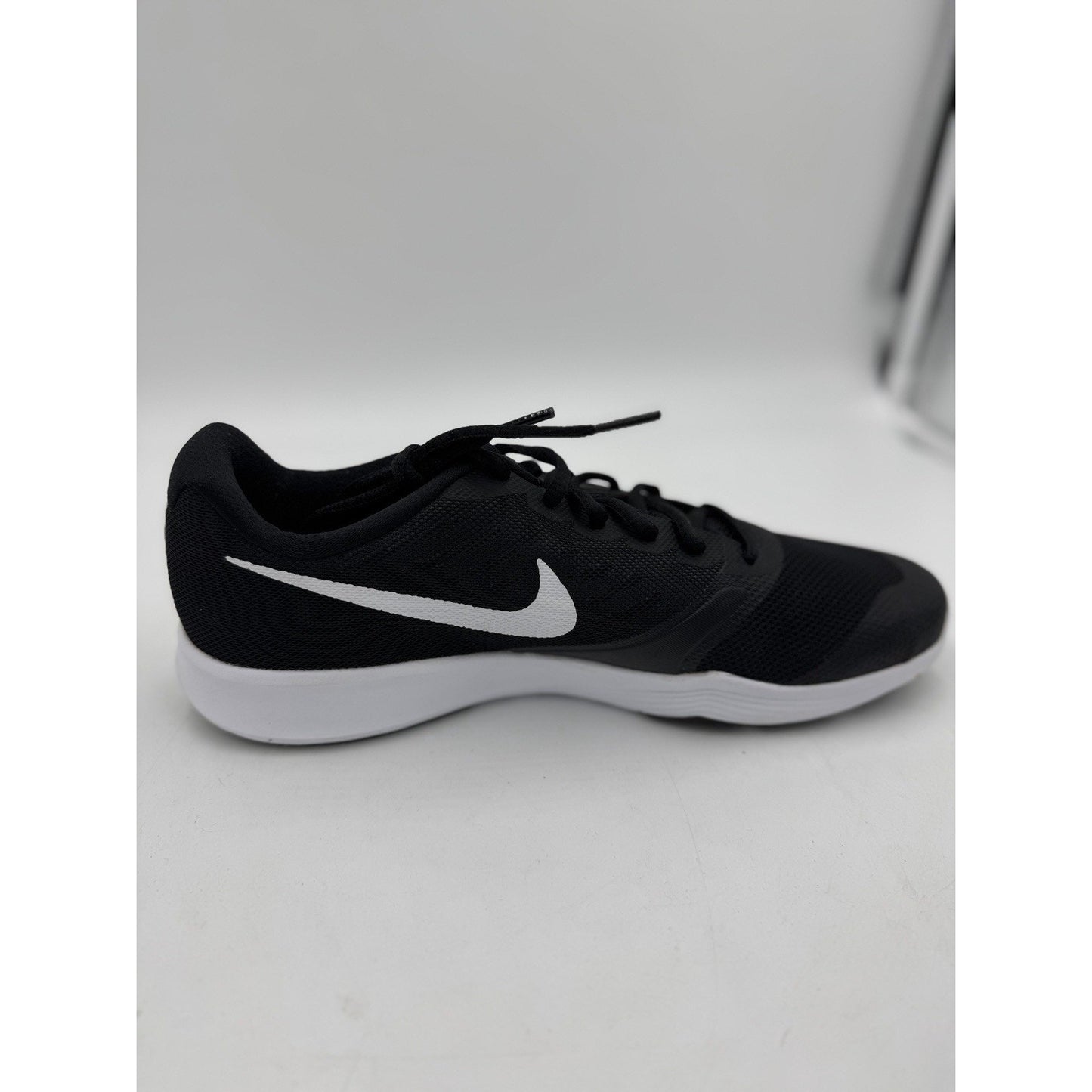 Size 10.5 Nike Wms City Trainer 909013-001
