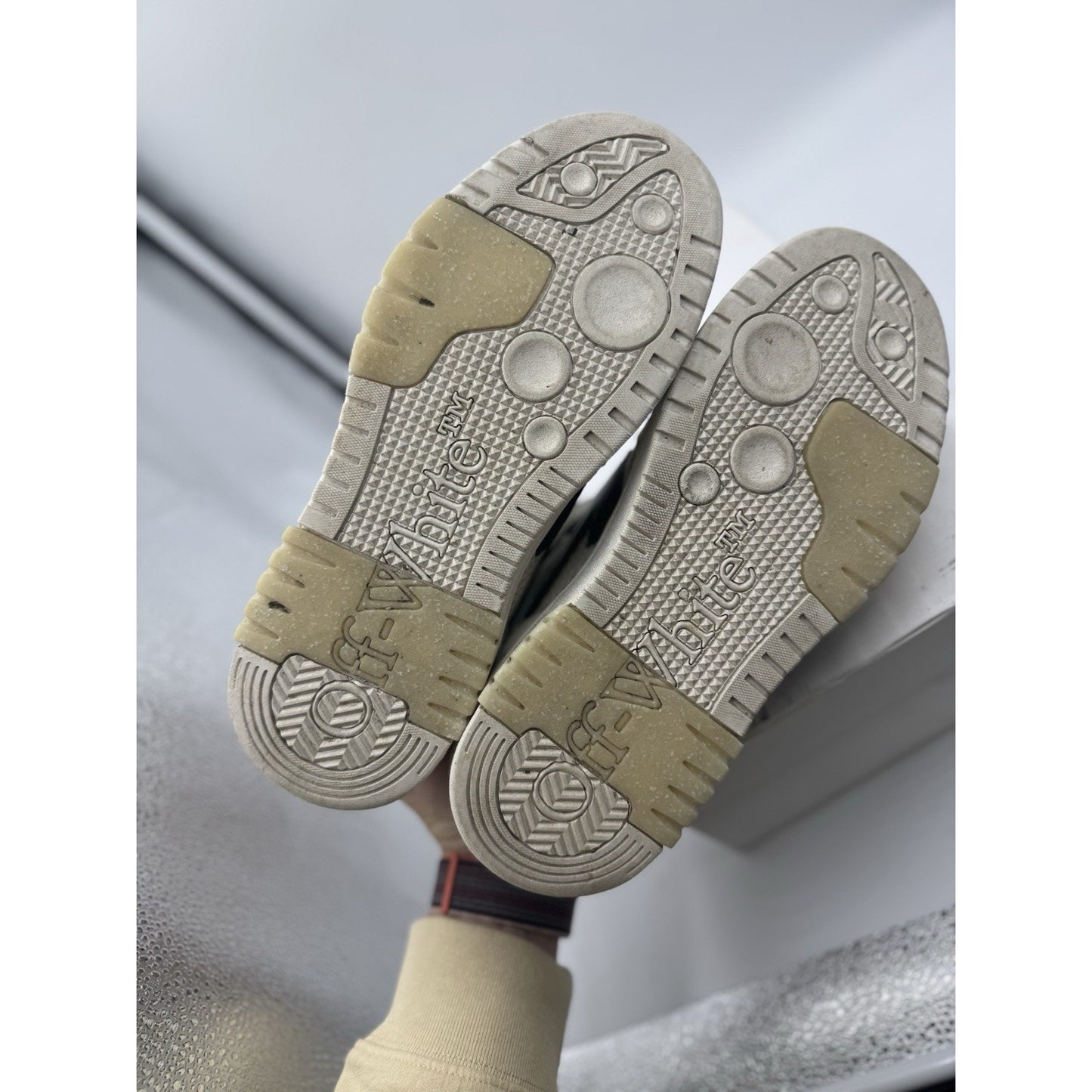 Size 9 - Off-White Out of Office Slim White Black