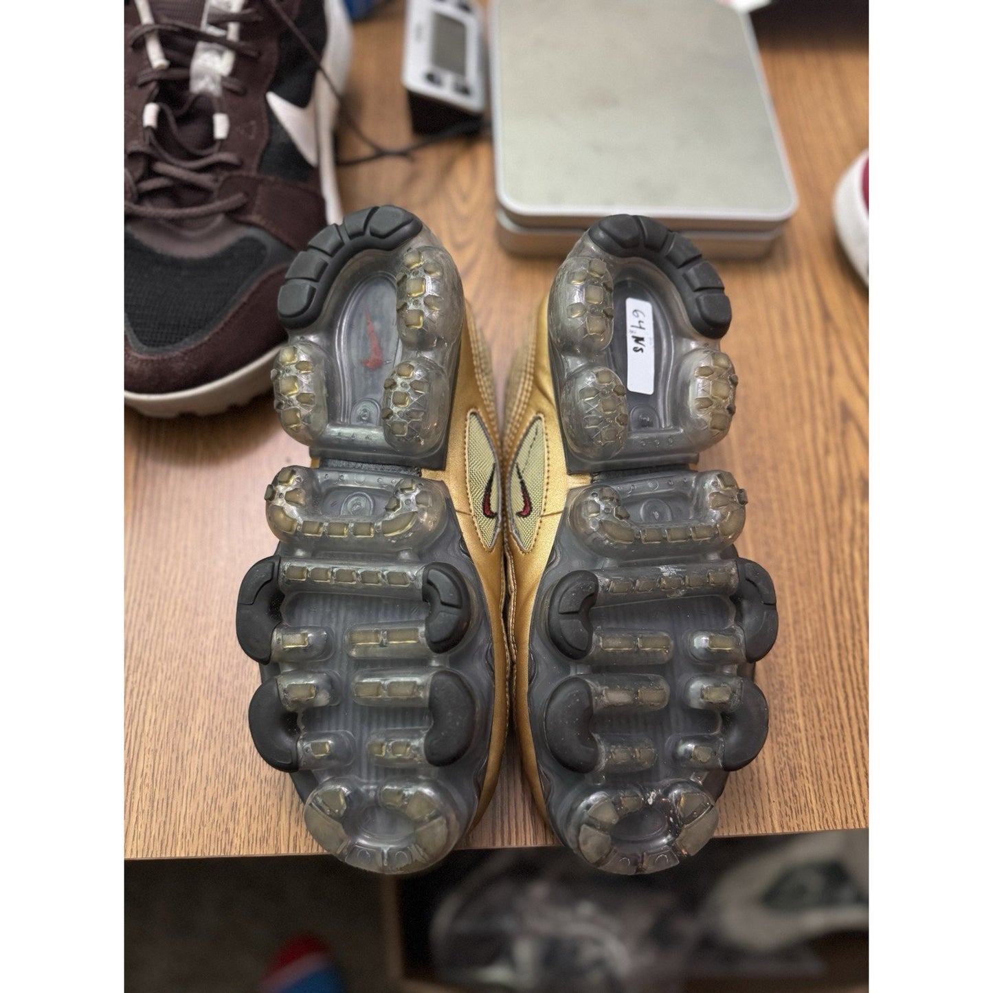 Nike Air Vapormax 97 GS Metallic Gold Size 7y Sneakers AQ2657–700