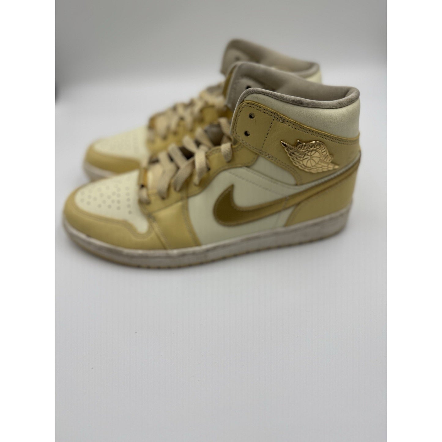 Size 9.5 - Air Jordan 1 Mid Pale Vanilla Gold W NBS320