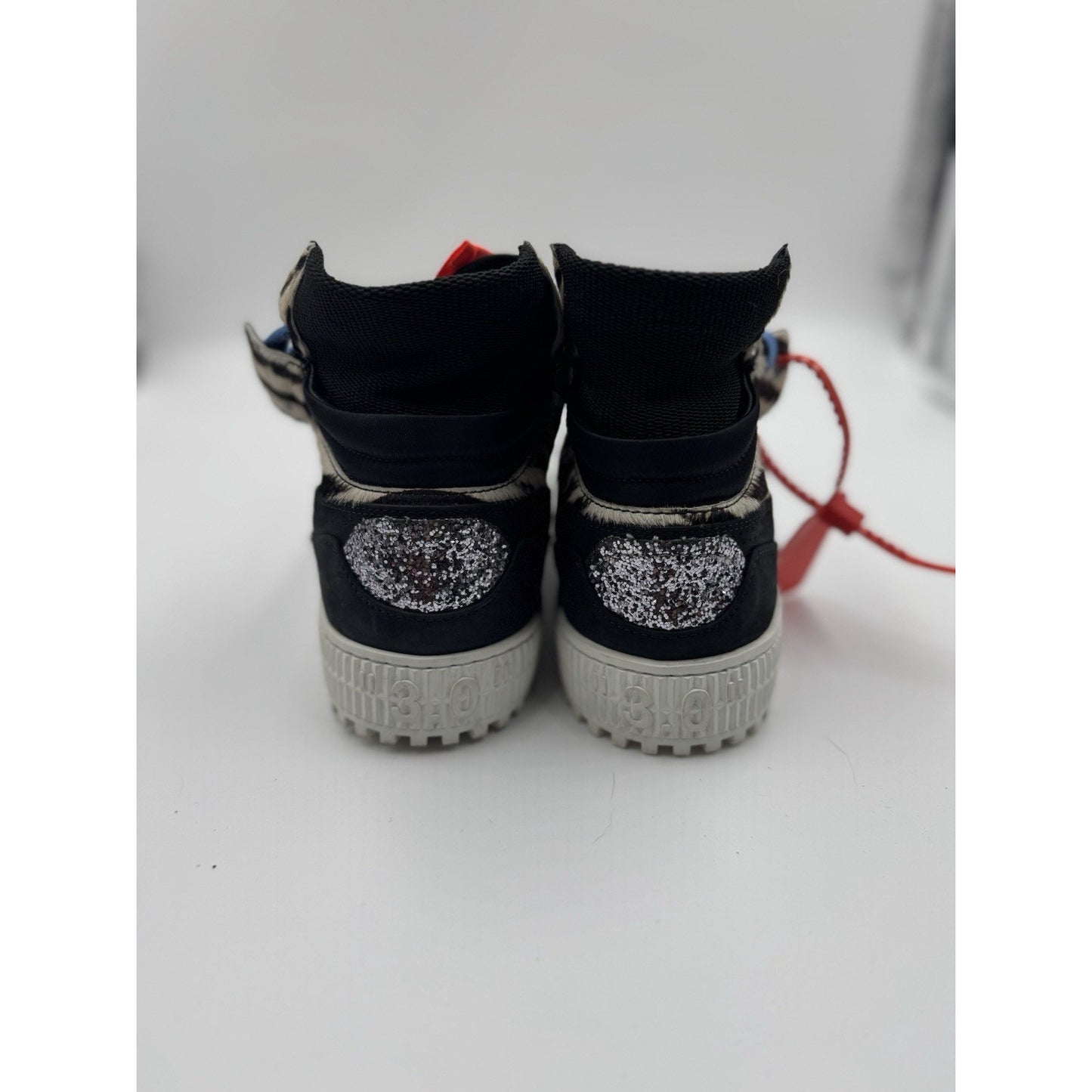 Size EU 39 US 6.5 Men’s Off-white Hi-Top NBS338
