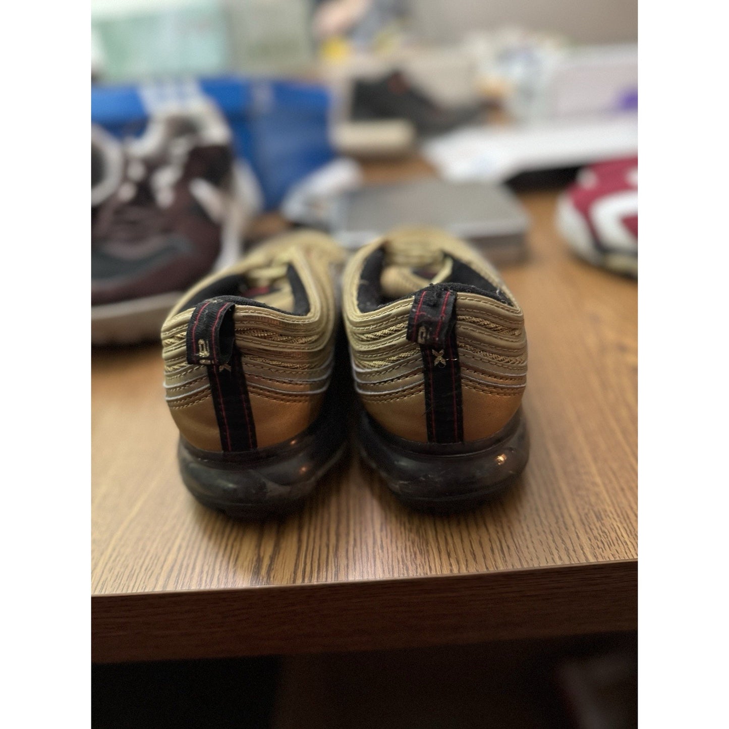 Nike Air Vapormax 97 GS Metallic Gold Size 7y Sneakers AQ2657–700