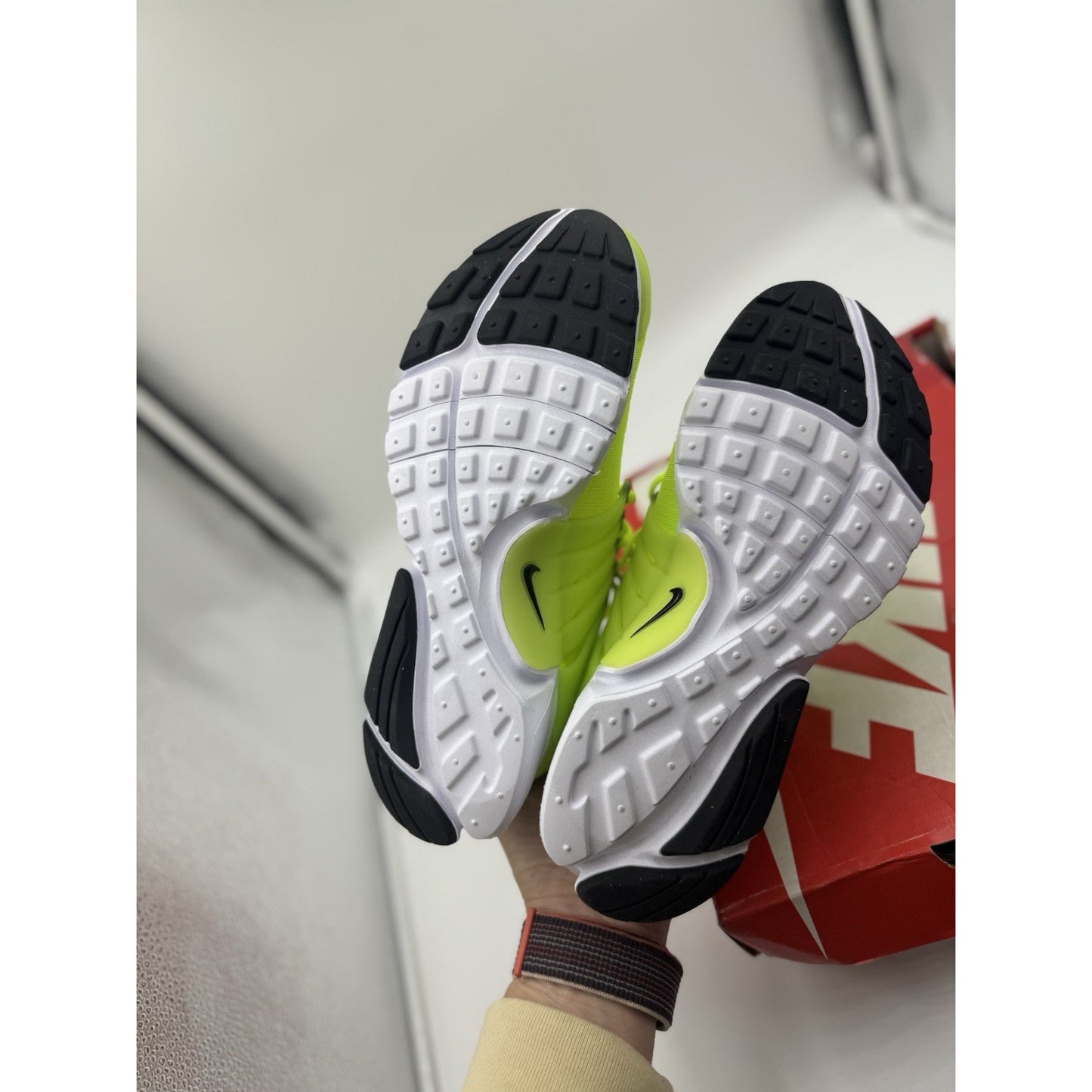 Size 5Y NIKE PRESTO VOLT NEON / WHITE BLACK VOLT DO1379-700