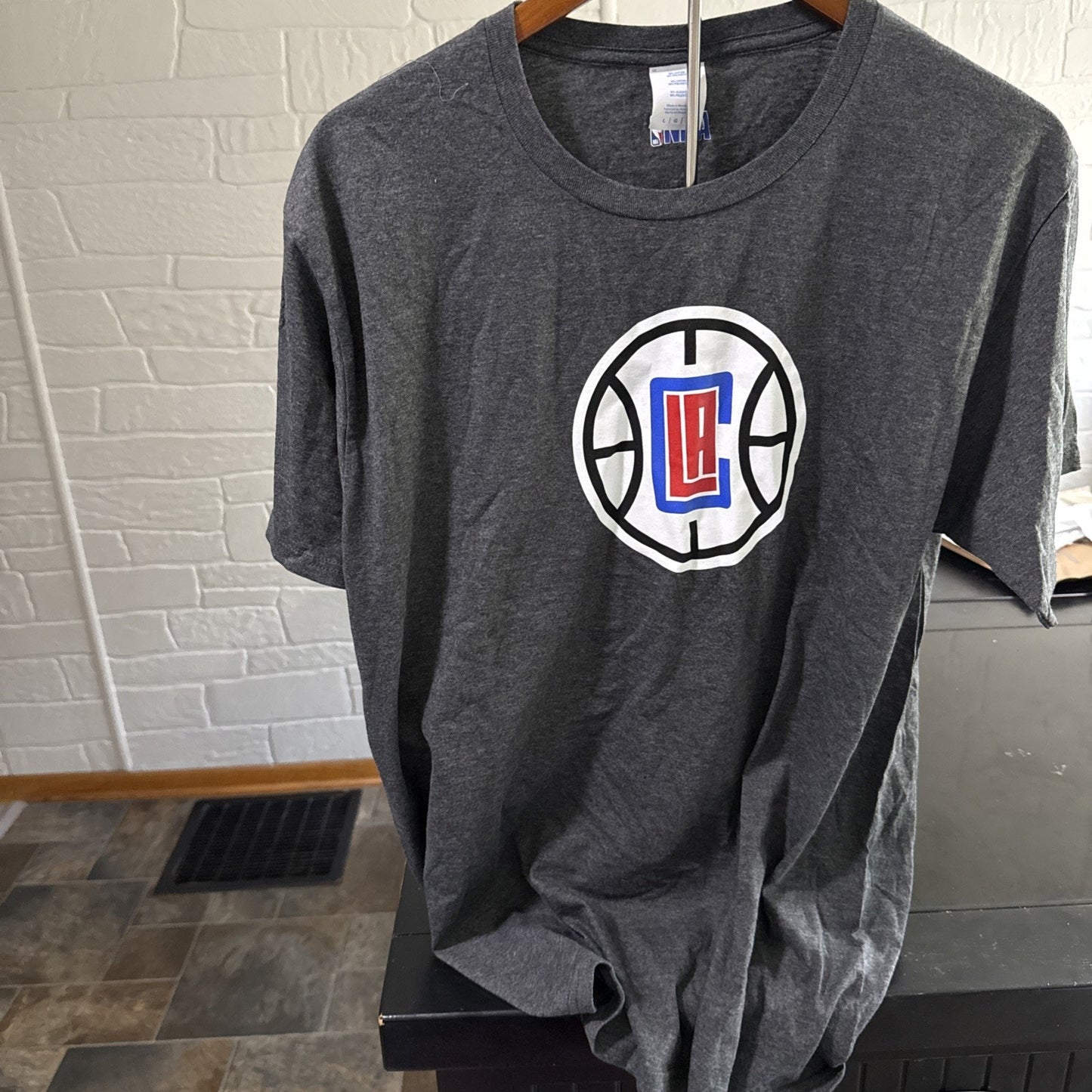 Men's NBA LA Clippers Stadium Essentials Primary Logo T-Shirt Size L Charcoal