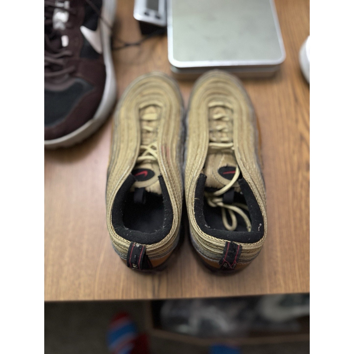 Nike Air Vapormax 97 GS Metallic Gold Size 7y Sneakers AQ2657–700