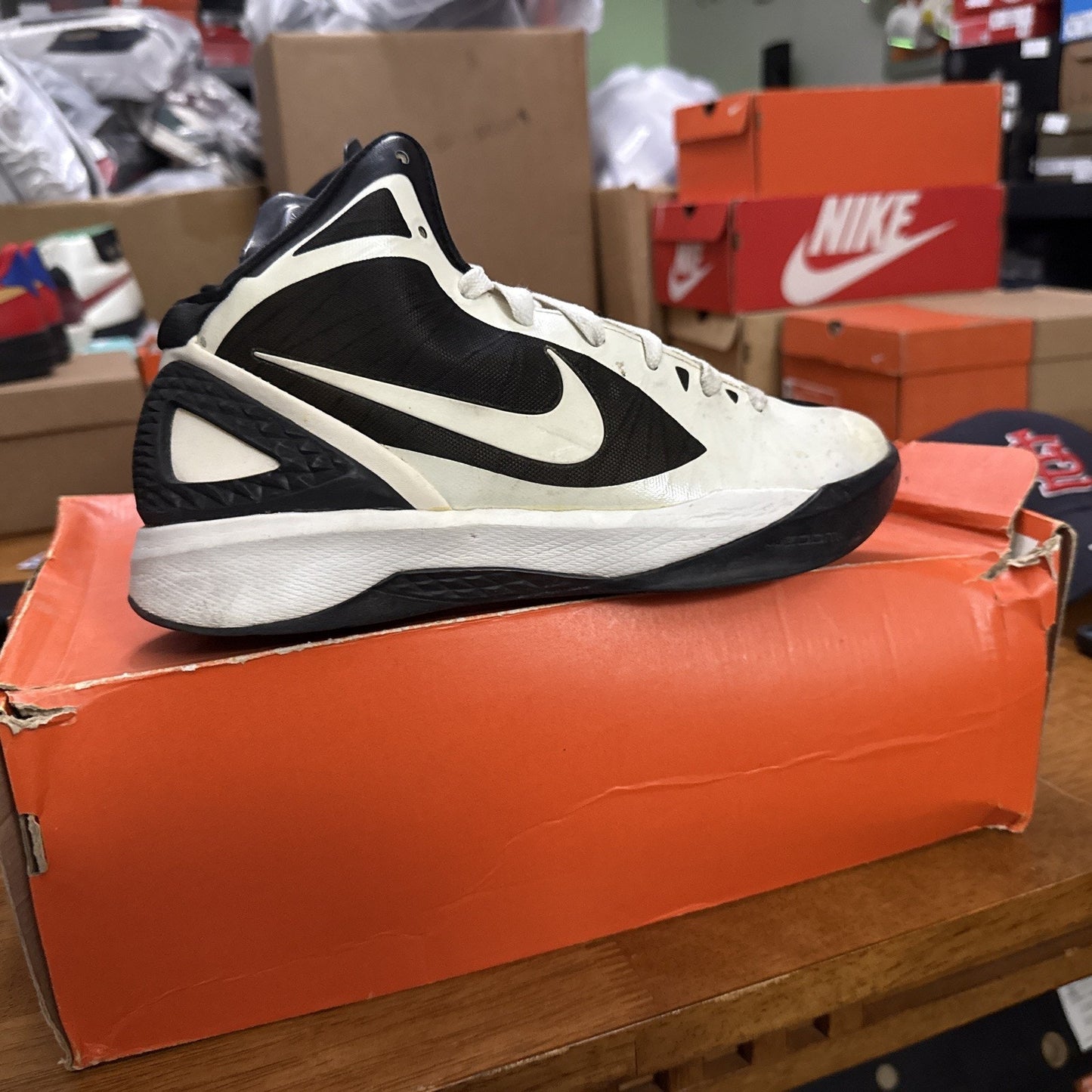 Size 8 - Nike Hyperdunk 2011 White Black BS369