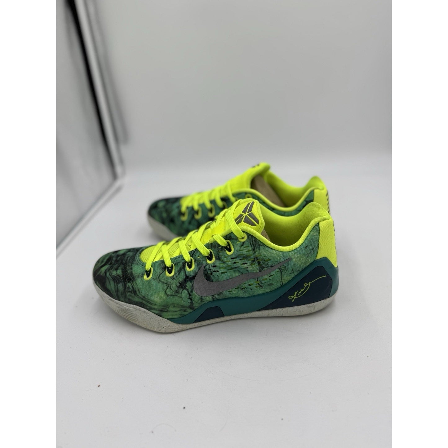 Size 8.5 - Nike Kobe 9 EM Easter