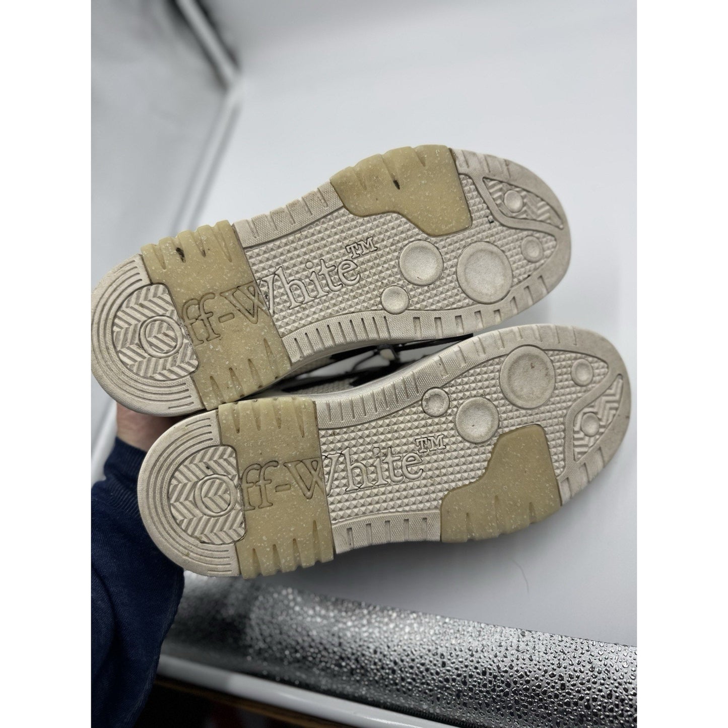 Size EU 42 US 9 Off-White Out Of The Office