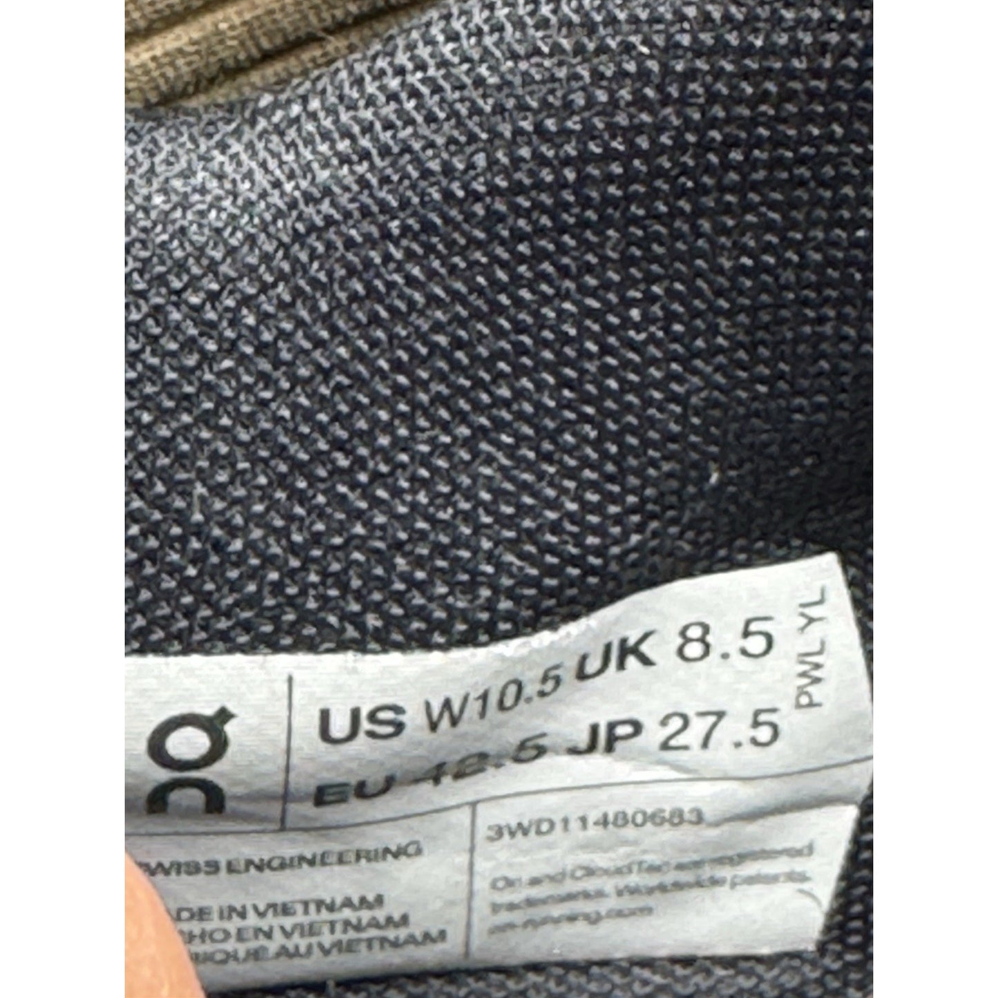 Size 10.5 - On Cloud The Roger Spin Black Color Pop bs954