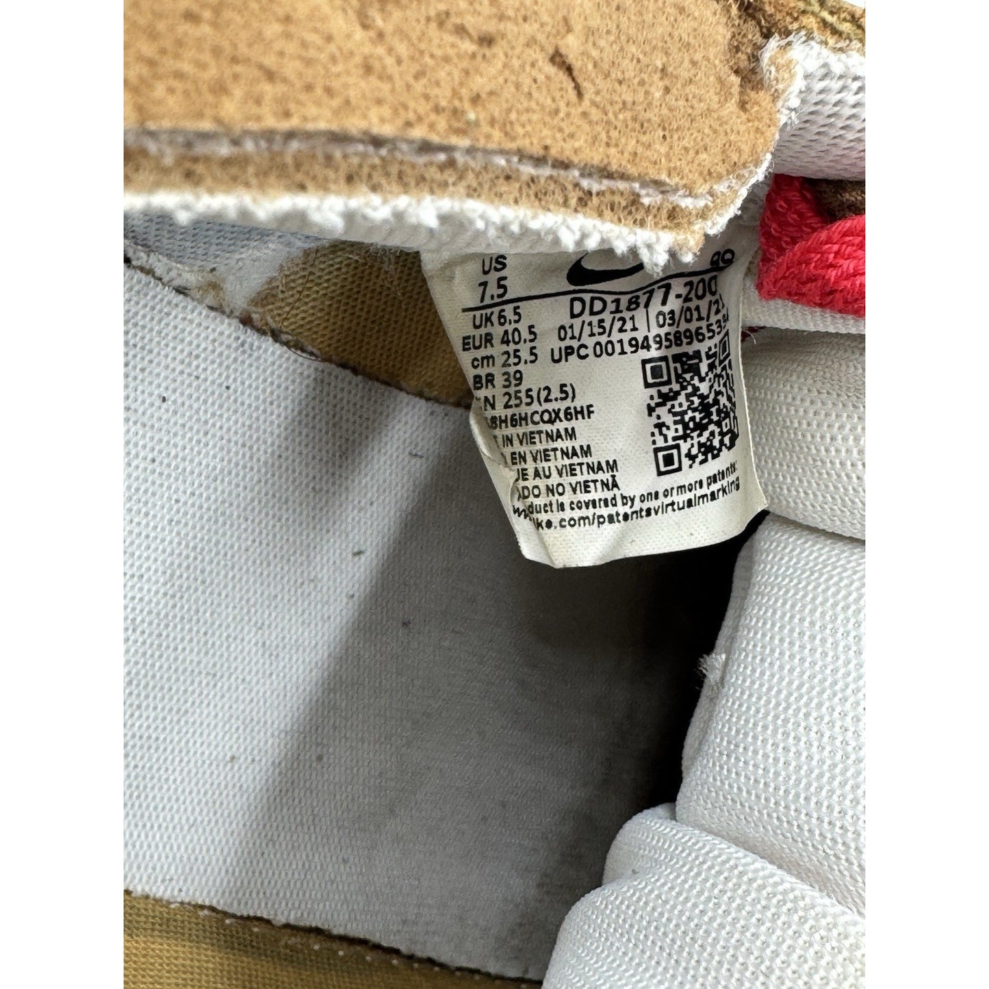 Size 7.5 - Nike sacai x Blazer Low British Tan NBS297